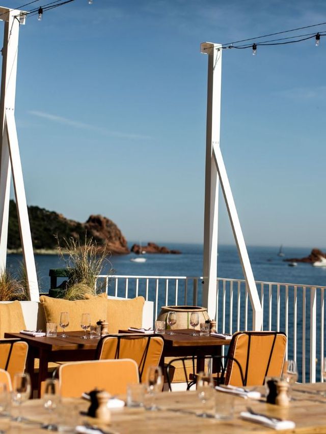 🌟✈️ Unwind in Saint-Raphael's Finest: Les Roches Rouges 🏖️🛎️