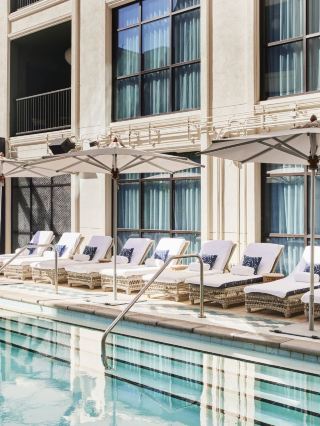 🌟🏨 LA's Hidden Gem: The Aster's Upscale Retreat 🌆