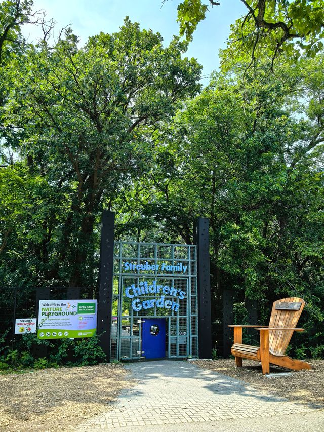 阿西尼博因公園：在這裡可以看到胖嘟嘟的北極熊在你頭頂游泳打鬧