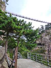 明堂山主峰海拔1563米，位於長江和淮河兩大流域的分水嶺。景區內提供的特色項目有「步步驚心」高空體驗。