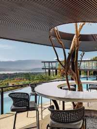 揽雲谷係一間位於宜興懸崖上嘅高端野奢度假酒店。