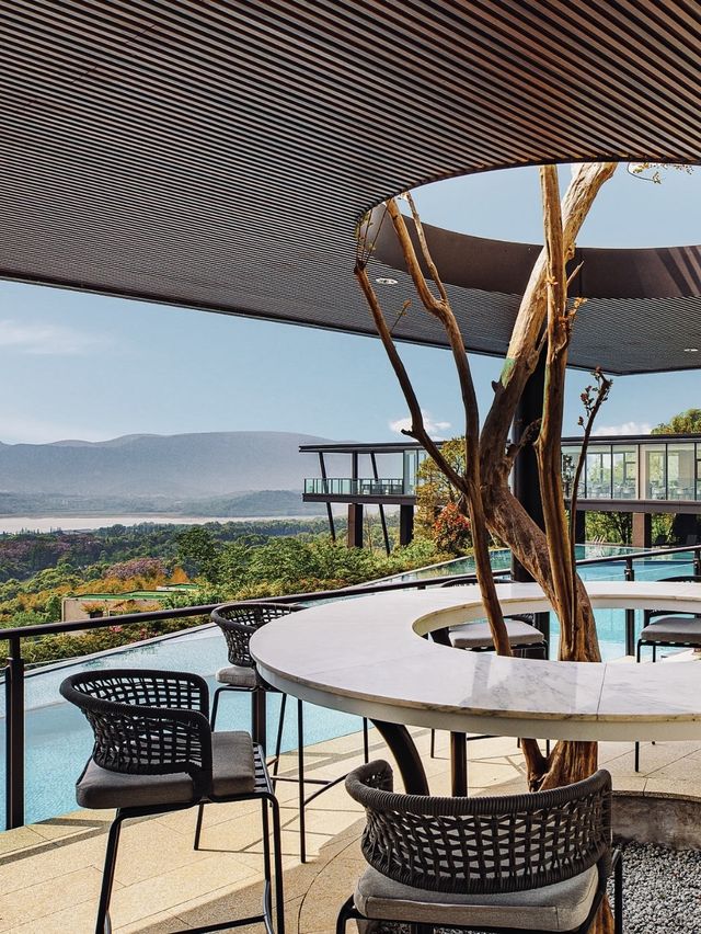 揽雲谷係一間位於宜興懸崖上嘅高端野奢度假酒店。