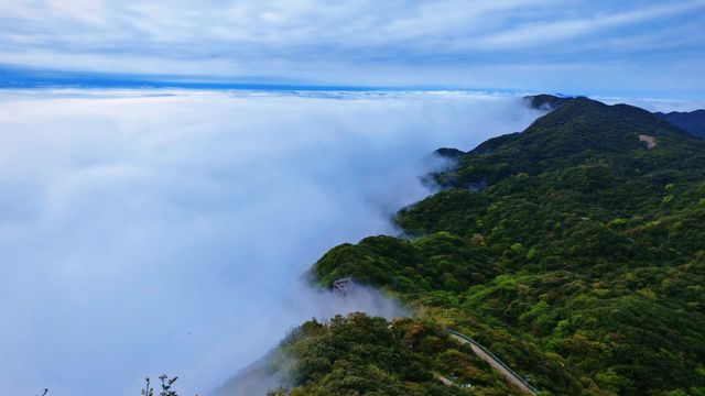 登上華南之巔貓兒山，邂逅世間浪漫。