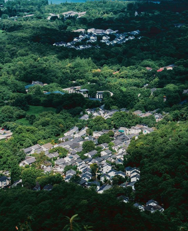 "夢迴千年，西湖之畔，揭開東方古典園林的神秘面紗"。