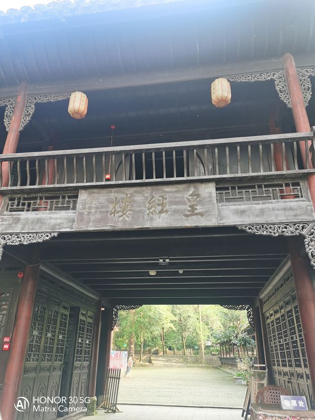 黃平飛雲崖。