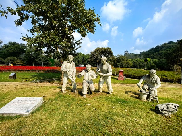 大壩建設者人物群雕。