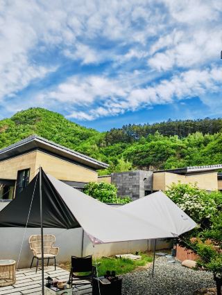 Find a hotel with a private hot spring. 