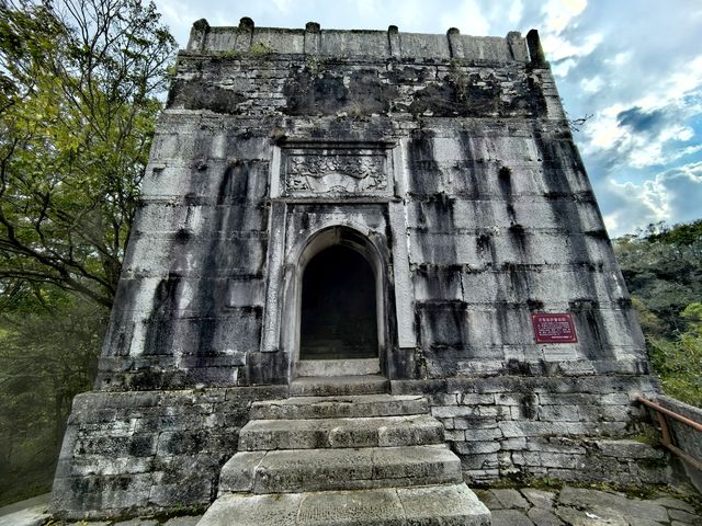 石山頂上的寺院，安順天台山伍龍寺。