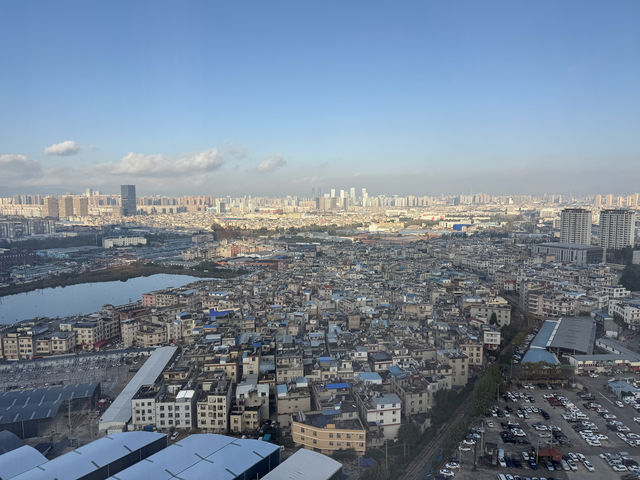 昆明｜喜來登酒店行政大床房內部，設施很現代。
