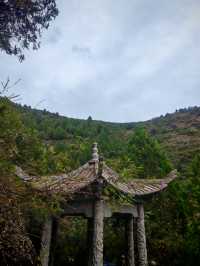 鳳縣消災寺——一座隱藏在懸崖峭壁上的千年古寺