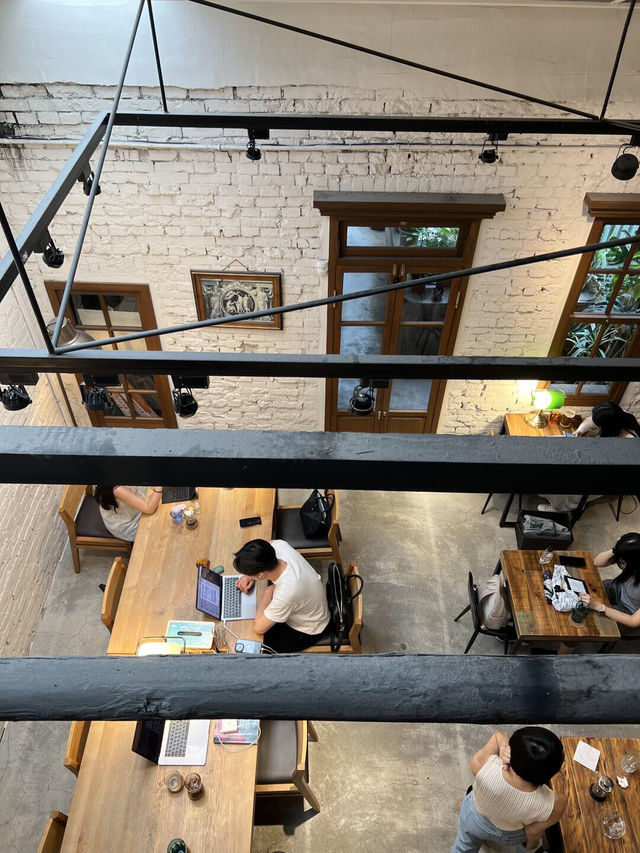 藏在二樓的老宅書店咖啡廳☕台北人的精神角落