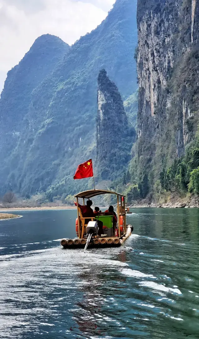 乘竹筏漂流漓江下陽朔