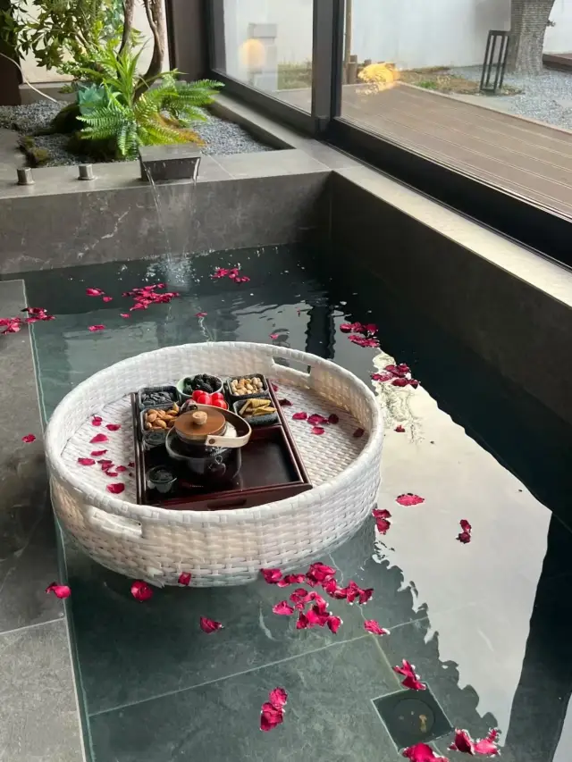 Private Hot Springs in a Picturesque Jiangnan Water Town Setting