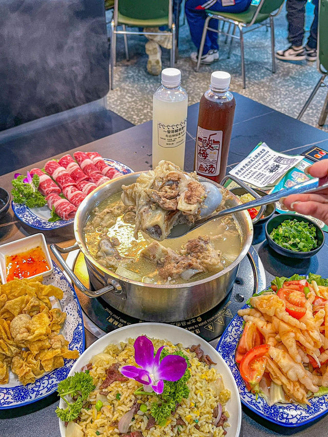 澳門必吃！本地人排隊也要衝的豬骨煲！！🐷