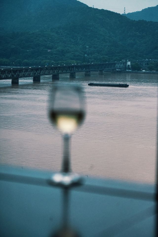 喺酒店欣賞錢塘江美景