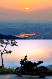 一個人一架車跑山睇日落成都摩旅周邊遊