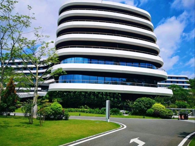 ‼️廣州酒店泳池天花板在此！南沙花園酒店這個泳池，絕對是我心中 數一數二大+設計絕絕子的存在！必須安利給所有愛玩水的姐妹！💦🎡 環境設施 - 巨無霸級別！
