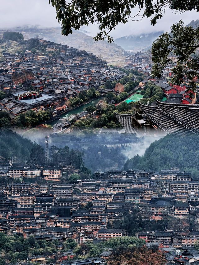 獨自喺苗寨山頂等到天黑，見到燈光瞬間突然明白《千與千尋》