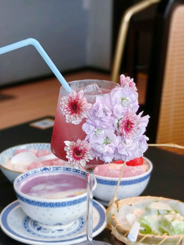Dessert stop with a canal view • 🛶Suzhou