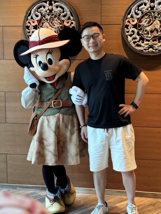 趁著香港迪士尼20周年入住探索家酒店，簡直是大人也能瘋狂的童話冒險！🏜️✨ 