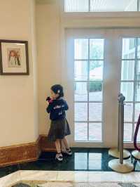 帶女兒去迪士尼吧！🏰 今次來港迪，依然選擇住園區酒店～上兩次在上海住過樂園酒店同玩具總動員酒店，今次揀咗香港迪士尼探索家酒店，體驗超讚！