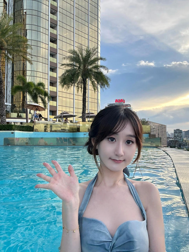 YOHO金銀島的無邊泳池真的一見傾心！跳入水中的瞬間，簡直想一直游下去～🏊‍♀️ 