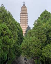 寺不在大，依山傍水則靈
