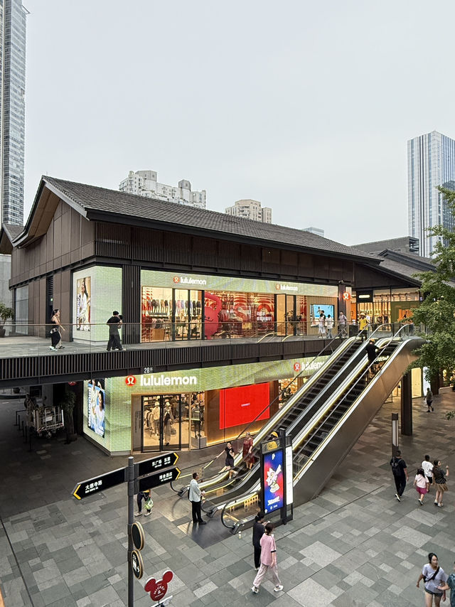 Outdoor Luxury Shopping in Chengdu🇨🇳 Outdoor Luxury Shopping in Chengdu🇨🇳