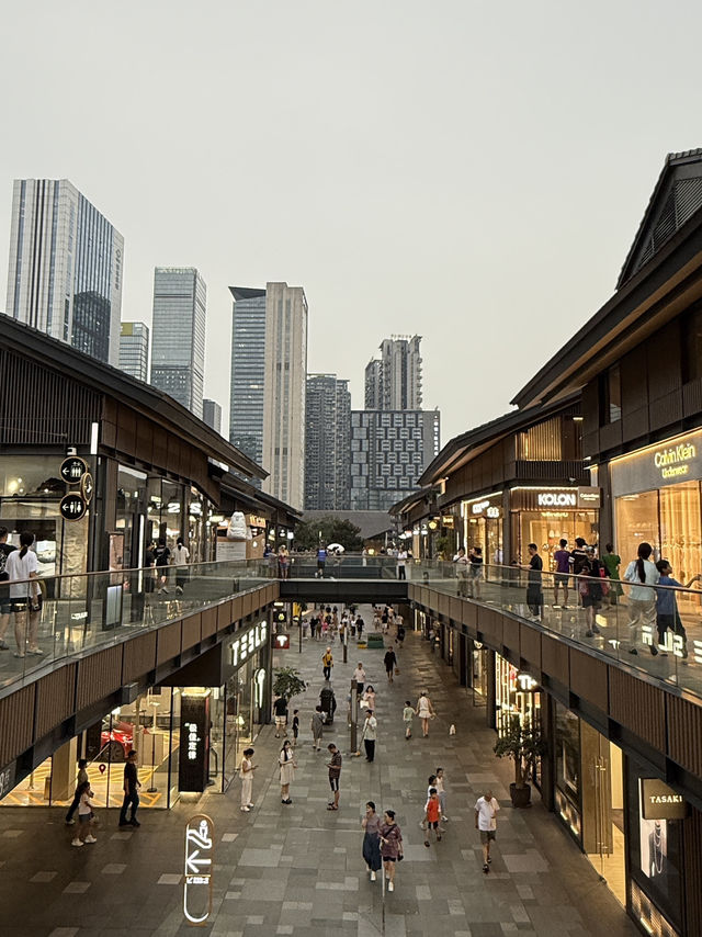 Outdoor Luxury Shopping in Chengdu🇨🇳 Outdoor Luxury Shopping in Chengdu🇨🇳
