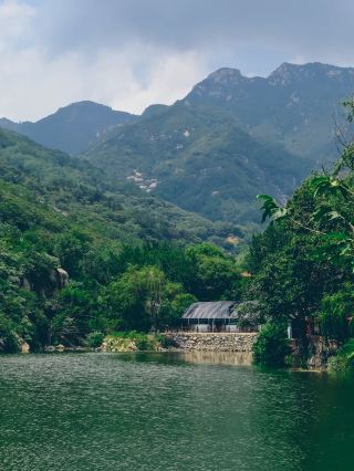 Fewer crowds, beautiful scenery at Tianlong Reservoir at the foot of Mount Tai, Blue Tears