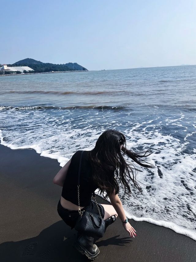 原來沙灘   也可以是黑色的!