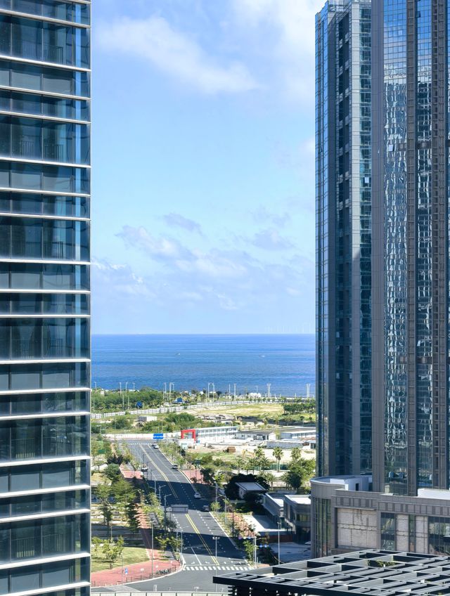 汕頭這家地中海風民宿，把整片大海裝進房間裡