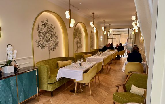 Charming Lunch Spot at Tea Room - Claridge Lounge Charming Lunch Spot at Tea Room - Claridge Lounge