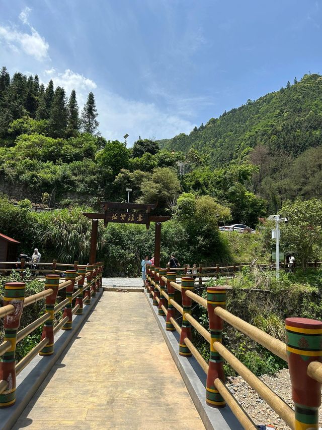 韶關必背瑤寨｜碧水青山映瑤寨 長鼓舞韻醉遊人