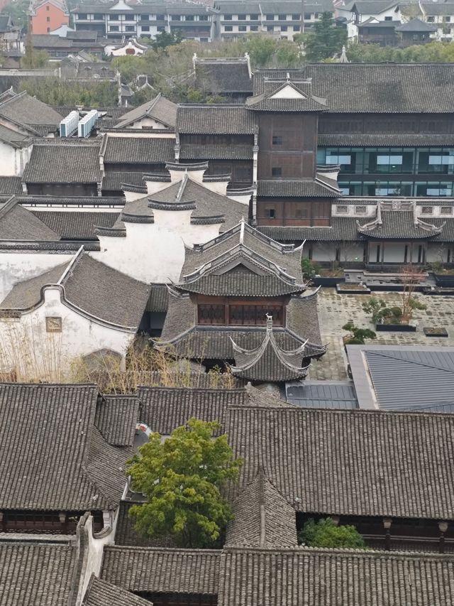 古鎮晨寐，塔上獨醒！