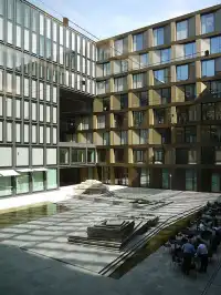 突然間：一片寂靜。