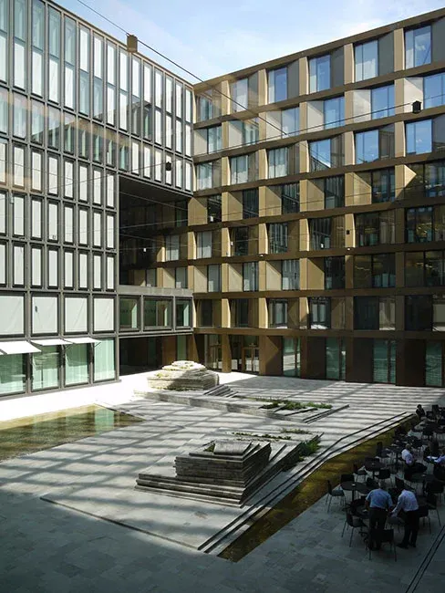 突然間：一片寂靜。