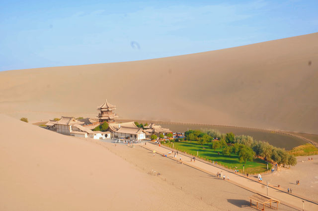 餘暉下的鳴沙山月牙泉 | 絲路遺珠的絕美夕陽 餘暉下的鳴沙山月牙泉 | 絲路遺珠的絕美夕陽
