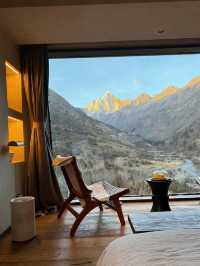 四姑娘山封神民宿!推窗直面雪山,私湯星空