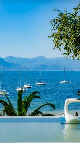 Fuxian Lake under the warm winter sun is definitely Yunnan's most healing blue secret realm! This Kunming-Fuxian Lake trip perfectly avoided crowded attractions, lying by the lake
