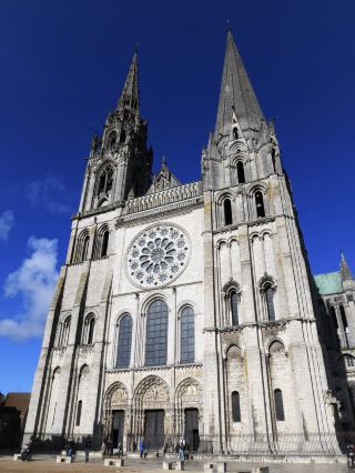 สถานที่ท่องเที่ยวรอบปารีส | มหาวิหารชาร์ตร์: ตำราสถาปัตยกรรมโกธิก