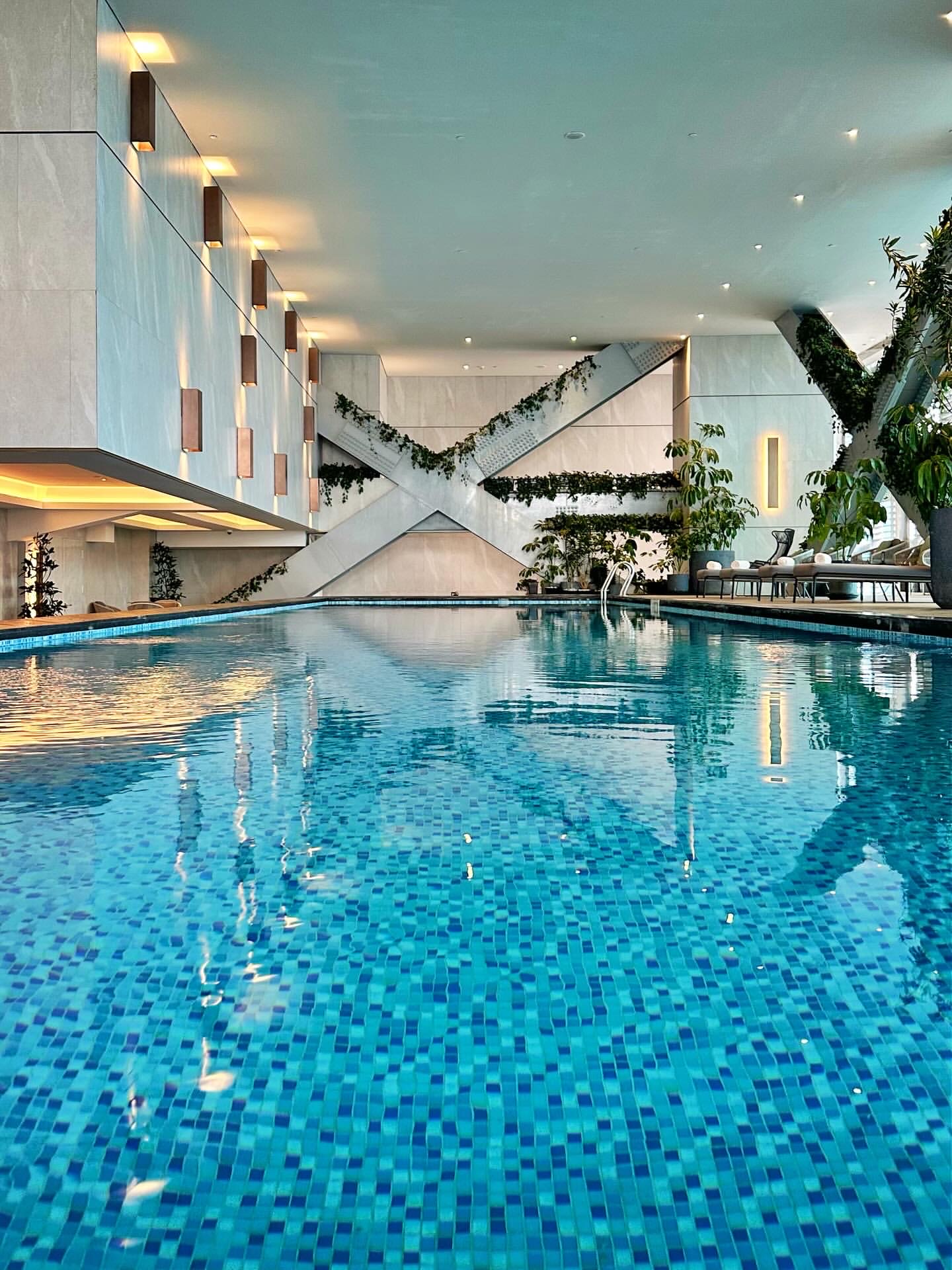 Luar biasa!! Bagaimana rasanya menginap di hotel tertinggi di Indonesia? Mari kita lihat Pan Pacific Jakarta, hotel ikonik di Jakarta saat ini!
🌟Kejutan saat check-in: Saat tiba di lantai 90, saya langsung terpukau! Pemandangan menakjubkan dari atas sangat cocok untuk foto-foto yang layak diunggah ke Instagram!📸
🛋️Pengalaman di kamar: Suite mewah dengan perlengkapan mandi Jo Loves sungguh menakjubkan! Saya menyukai cahaya matahari yang masuk melalui jendela dari lantai hingga langit-langit☀️ Menikmati pemandangan kota Jakarta sambil berbaring sungguh menyenangkan!
💤Paket Sweet Dreams benar-benar luar biasa! Layanan merapikan kamar sangat perhatian!
🏊Kolam renang di atap: Kolam renang di atap lantai 71 sangat luar biasa! Setiap foto menjadi sorotan!✨
Gym 24 jam sangat cocok untuk penggemar kebugaran!
🍝Pengalaman bersantap:
🍸Eden Bar di lantai 90: Koktail saat matahari terbenam dengan pemandangan kota yang menakjubkan – sungguh romantis!
🍱Restoran Jepang Keyaki di lantai 90: Pilihan prasmanan yang sangat beragam! Favorit saya adalah sushi gulung tangan mereka🍣
🛍️Objek wisata terdekat: 5 menit berjalan kaki ke pusat perbelanjaan Grand Indonesia.