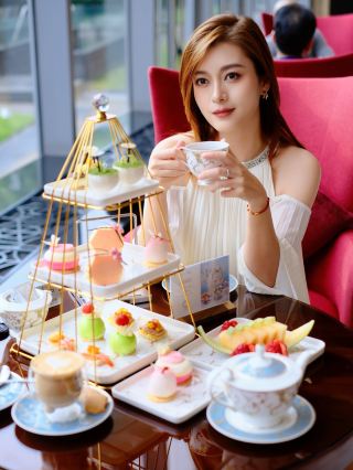 Brewing Spring into Black Tea: The Healing Philosophy of Light, Shadow, and Desserts in Ningbo Lobby Lounge