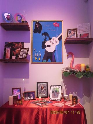 セレブリティの祭壇が一堂に：ユニークな「Holy Pop!」展