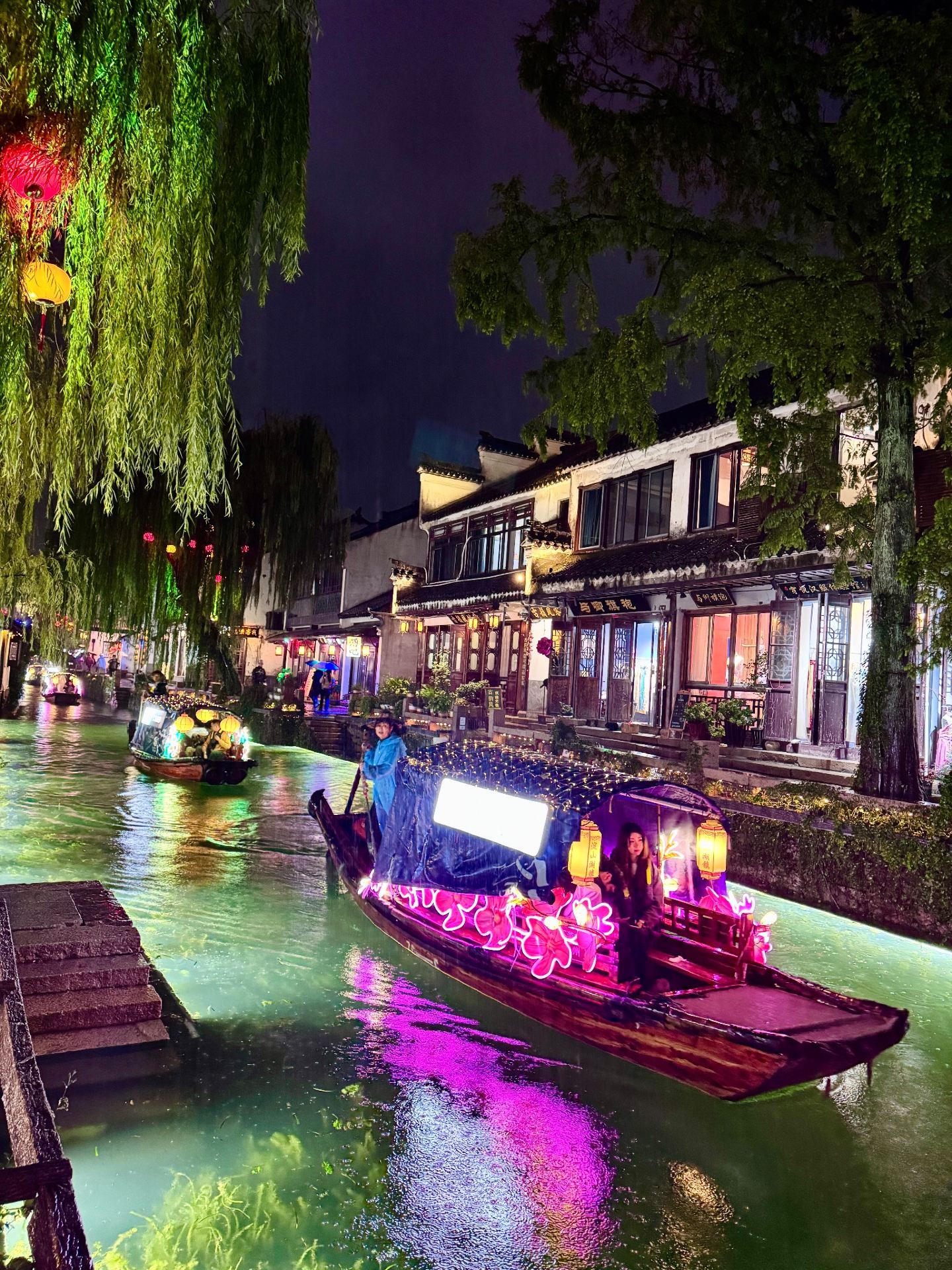 Following the list to visit Zhouzhuang, I realized just how enchanting a night in Jiangnan can be.