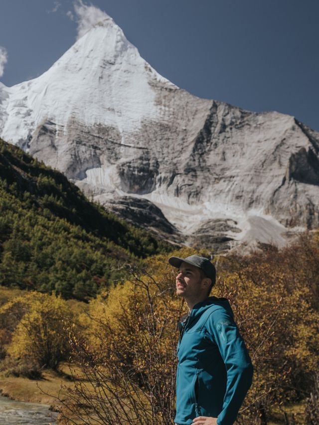 The famous hike to the milk lake in Yading