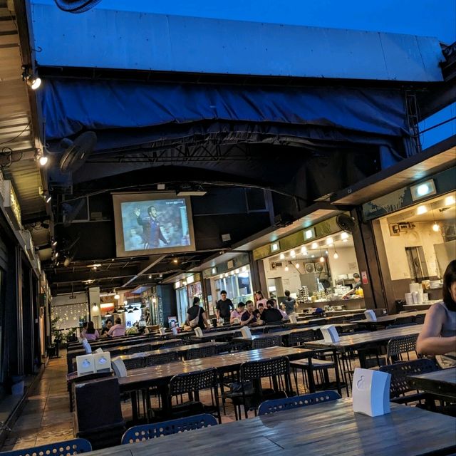 ホワイクワン・テラスで、プーパッポンカリーとパッタイとカオパットの晩ごはん…シンハービールとエスコーラで乾杯。