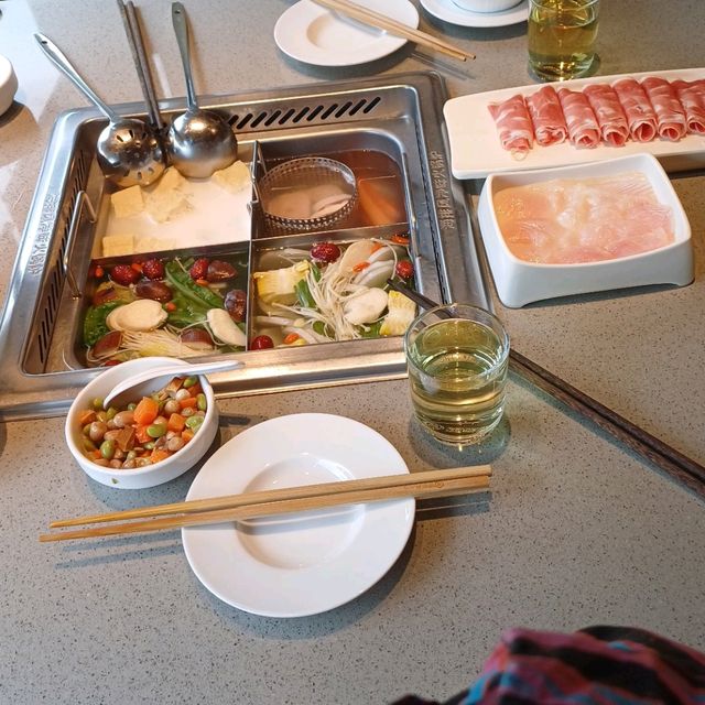 絕美窗邊包廂位！羊肉，豬腦，巴沙魚，手拉麵，美味海底撈！