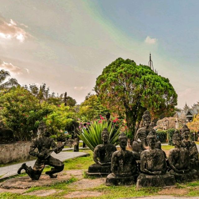 Wat Xiengkhuane ( Buddha Park )