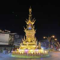 เดินชมความงามของหอนาฬิกาเชียงราย